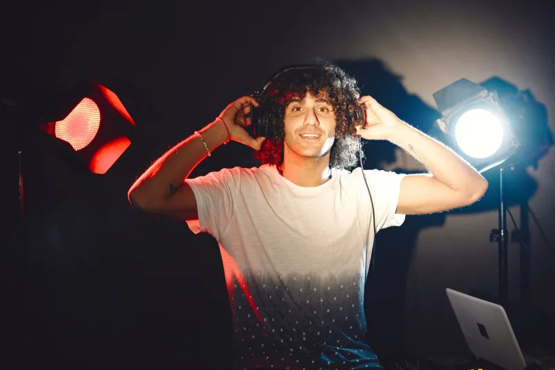 Da zero stream a contratto discografico: come tre musicisti italiani hanno trasformato internet in una carriera vera